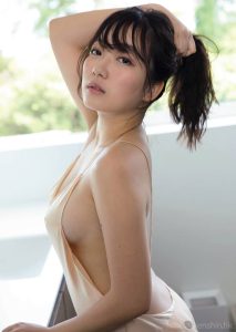 19歲京佳以無辜童顏巨乳，成日本人氣偶像團的寫真皇牌