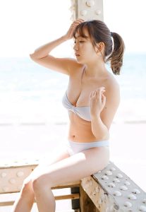 19歲京佳以無辜童顏巨乳，成日本人氣偶像團的寫真皇牌