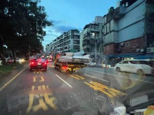 台北驚見「超罕見古董車」 網眼熟一比對：不就周杰倫那台！