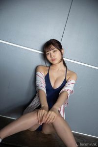 黑嵜菜菜子高中畢業告別制服 以美少女性感進軍大人世界