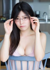 山田加奈以有OL經驗的超齡大學生身份及G杯爆乳強勢出擊